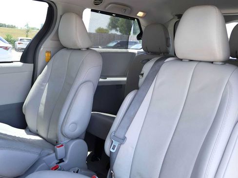 Used 2014 Toyota Sienna XLE FWD image 13