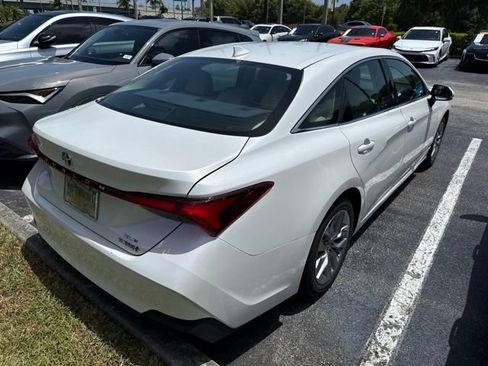 Used 2022 Toyota Avalon XLE w/ Moonroof Package FWD image 3