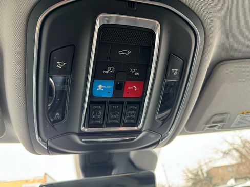 Used 2022 Jeep Grand Cherokee Limited w/ Luxury Tech Group II image 37