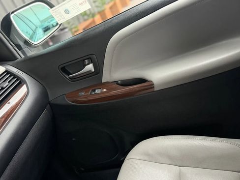 Used 2020 Toyota Sienna Limited image 39