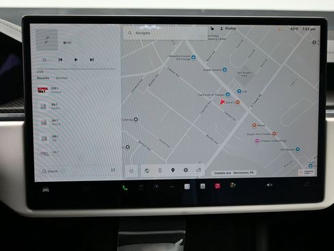 Used 2022 Tesla Model X Plaid image 21