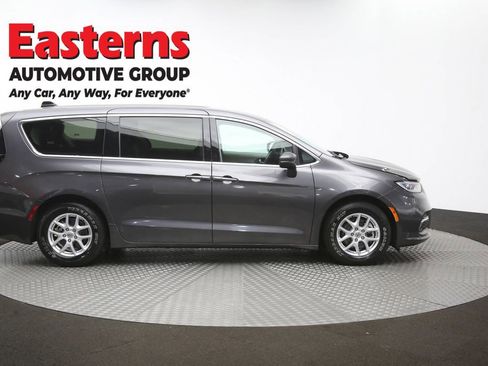 Used 2023 Chrysler Pacifica Touring-L FWD image 46