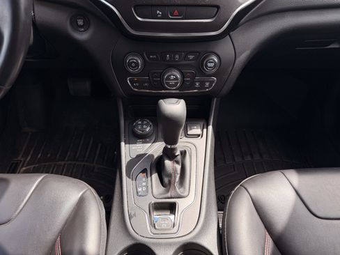 Used 2020 Jeep Cherokee Trailhawk w/ Cold Weather Group AWD/4WD image 18