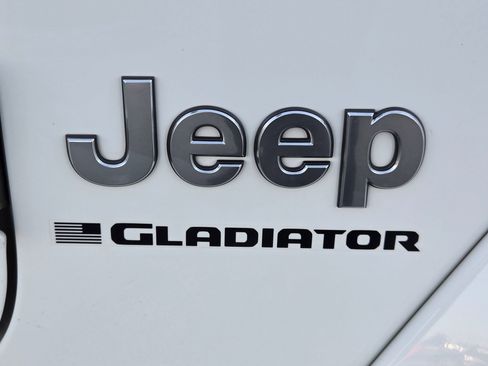Used 2023 Jeep Gladiator Overland image 10