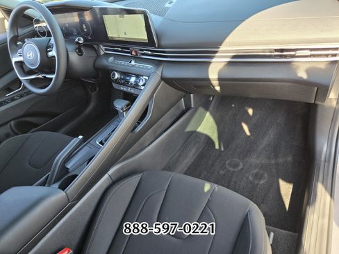 Used 2024 Hyundai Elantra SEL image 17