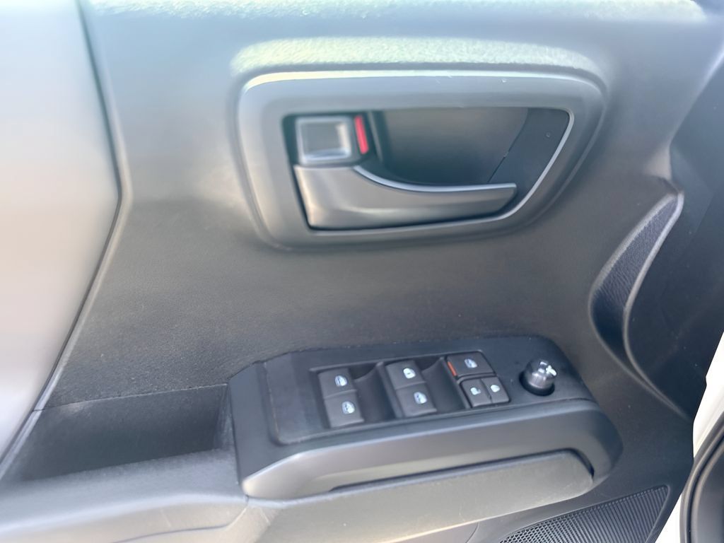 Used 2022 Toyota Tacoma SR AWD/4WD image 19