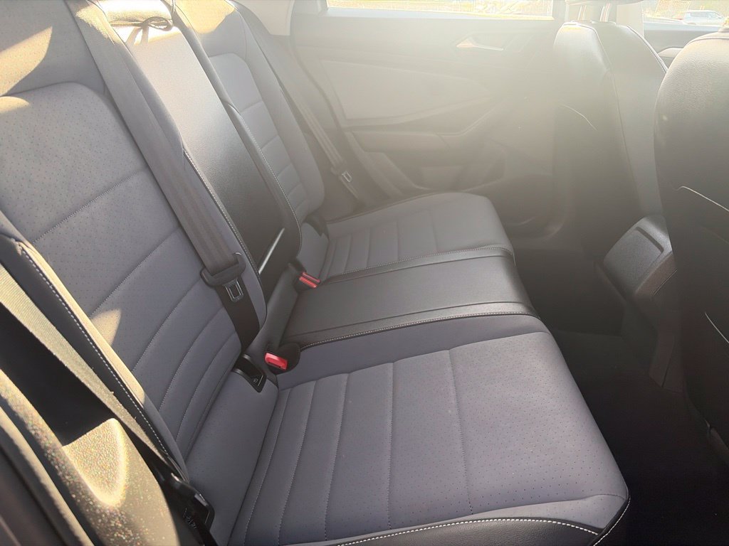 Used 2025 Volkswagen Jetta SE FWD image 35