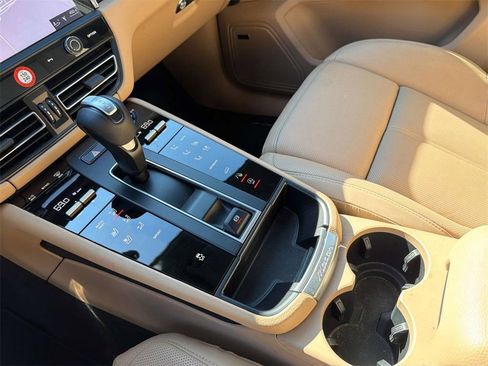 Certified 2025 Porsche Macan Base image 26