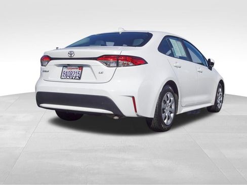 Certified 2022 Toyota Corolla LE image 3