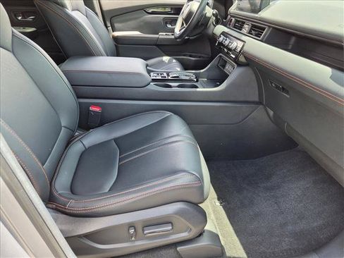 Used 2025 Honda Pilot TrailSport image 21
