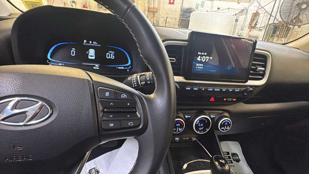 Used 2025 Hyundai Venue Limited FWD image 15