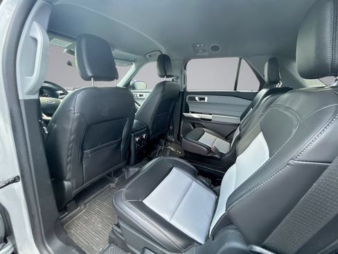 Used 2023 Ford Explorer XLT w/ Equipment Group 202A RWD image 9