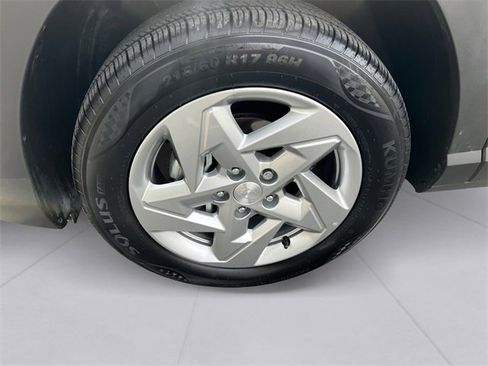 Used 2025 Hyundai Kona SE image 9