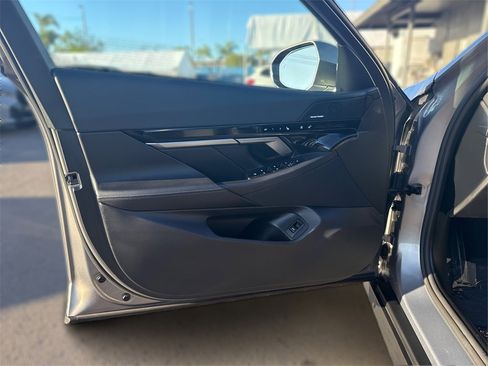 Used 2025 BMW 530i xDrive w/ Premium Package image 25