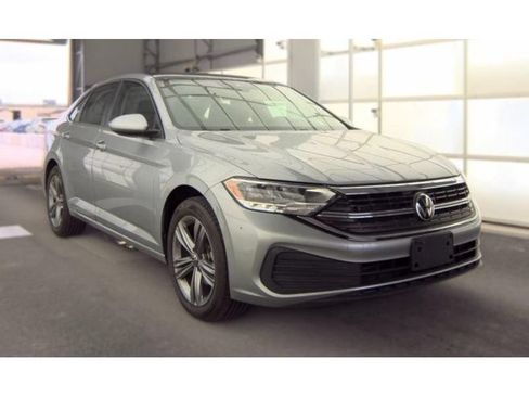 Used 2024 Volkswagen Jetta SE w/ Panoramic Sunroof Package FWD image 2