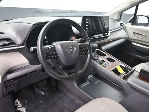 Used 2024 Toyota Sienna LE image 13