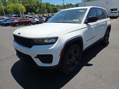 Used 2023 Jeep Grand Cherokee Altitude AWD/4WD image 7