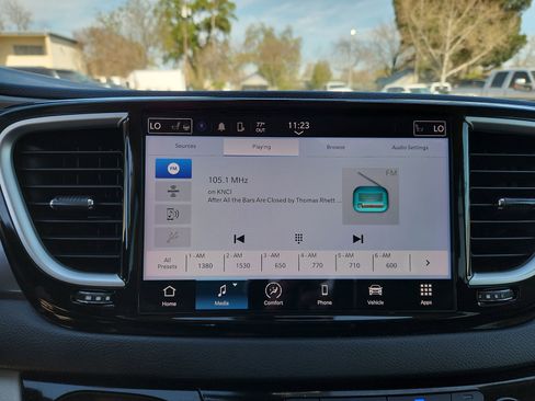 Certified 2023 Chrysler Pacifica Touring-L image 12