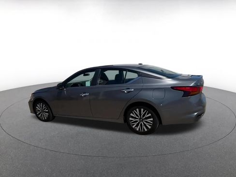 Used 2025 Nissan Altima 2.5 SV FWD image 10