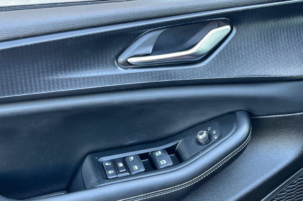 Used 2024 Jeep Grand Cherokee Laredo w/ Luxury Tech Group I RWD image 11