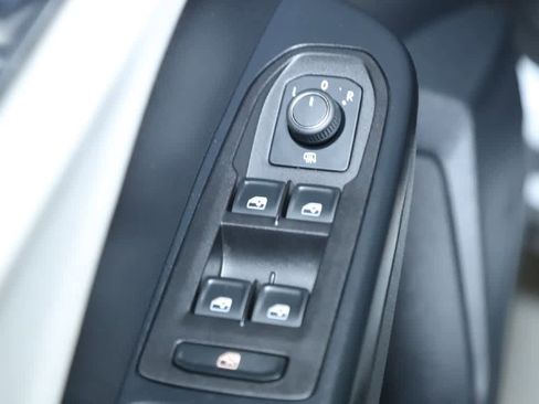 Used 2025 Volkswagen Taos SE w/ Panoramic Sunroof Package AWD/4WD image 18