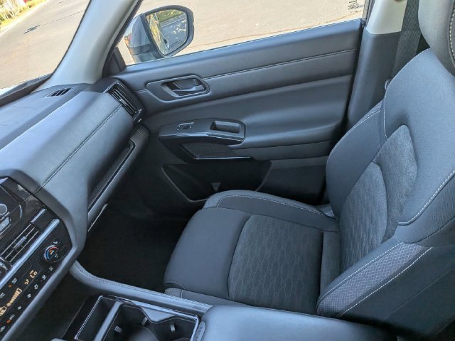 Used 2024 Nissan Pathfinder SV FWD image 18