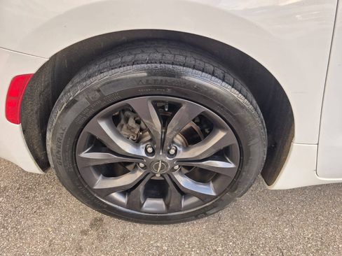Used 2020 Chrysler Pacifica Touring w/ Advanced Safetytec Group FWD image 48