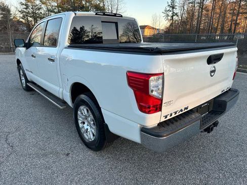 Used 2019 Nissan Titan SV image 5
