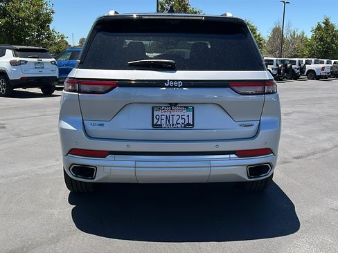 Used 2022 Jeep Grand Cherokee Summit AWD/4WD image 4