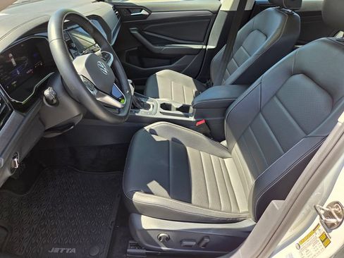Used 2024 Volkswagen Jetta SE w/ Panoramic Sunroof Package FWD image 10