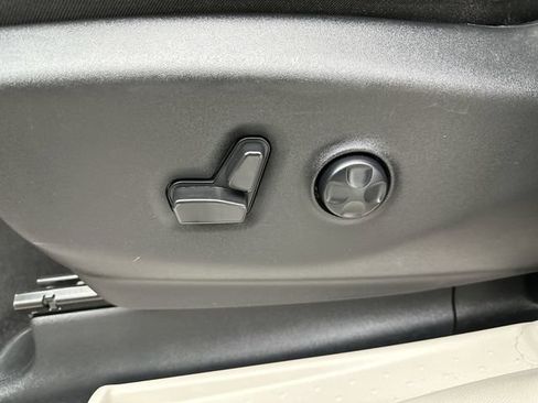 Used 2024 Chrysler Pacifica Limited FWD image 12