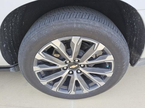 Used 2025 Chevrolet Suburban High Country AWD/4WD image 5