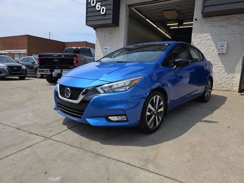 Used 2021 Nissan Versa SR image 3