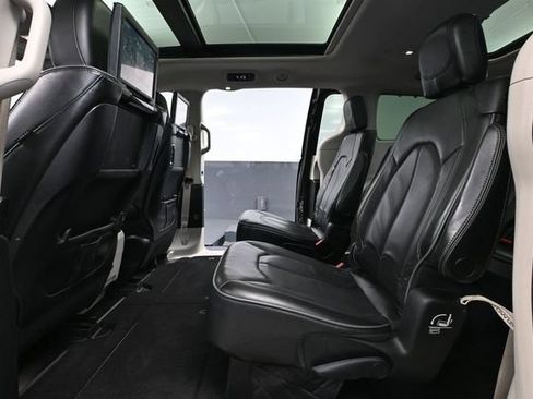 Used 2018 Chrysler Pacifica Limited FWD image 39