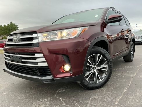 Used 2019 Toyota Highlander Plus w/ Carpet Mat Package (TMS) FWD image 3