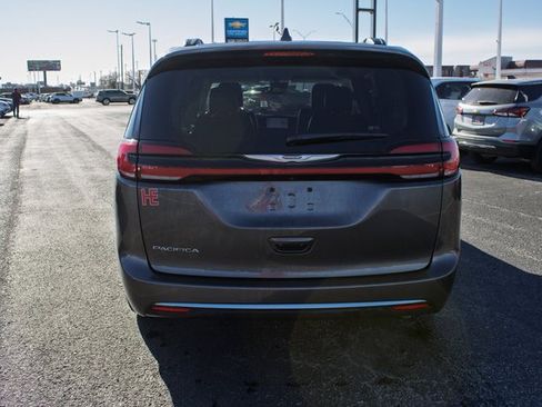 Used 2022 Chrysler Pacifica Touring-L image 4