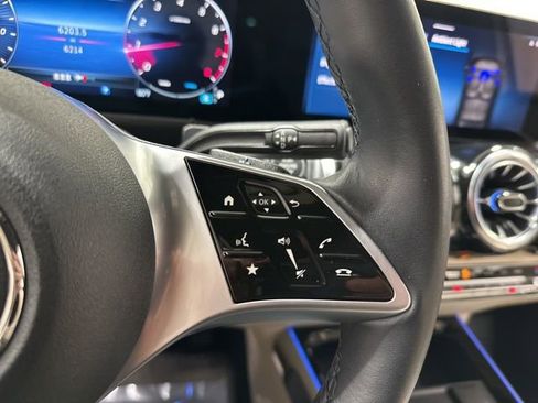 Used 2025 Mercedes-Benz GLB 250 4MATIC image 19