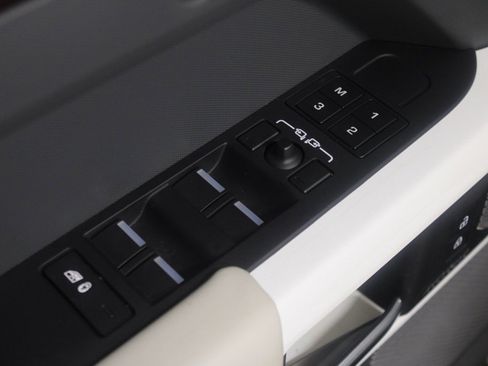 Used 2023 Land Rover Defender 130 SE image 20