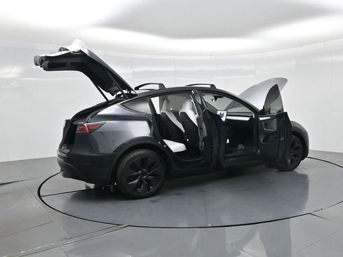 Used 2025 Tesla Model Y Long Range image 36