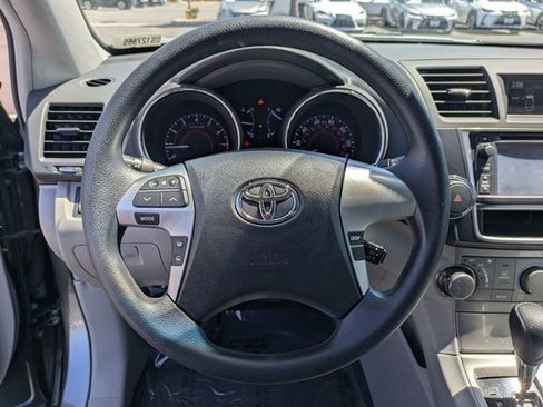 Used 2013 Toyota Highlander Plus FWD image 18