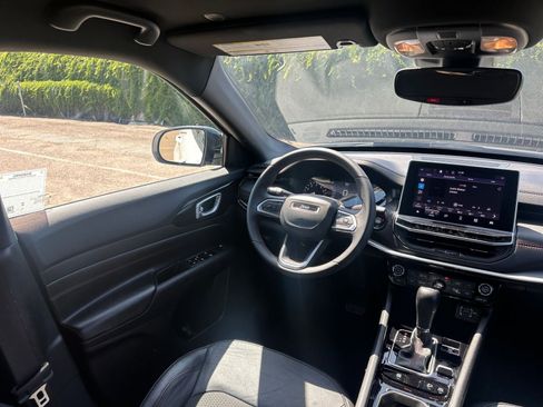 Used 2025 Jeep Compass Trailhawk image 33