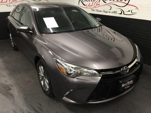 Used 2017 Toyota Camry SE w/ Moonroof Package image 2