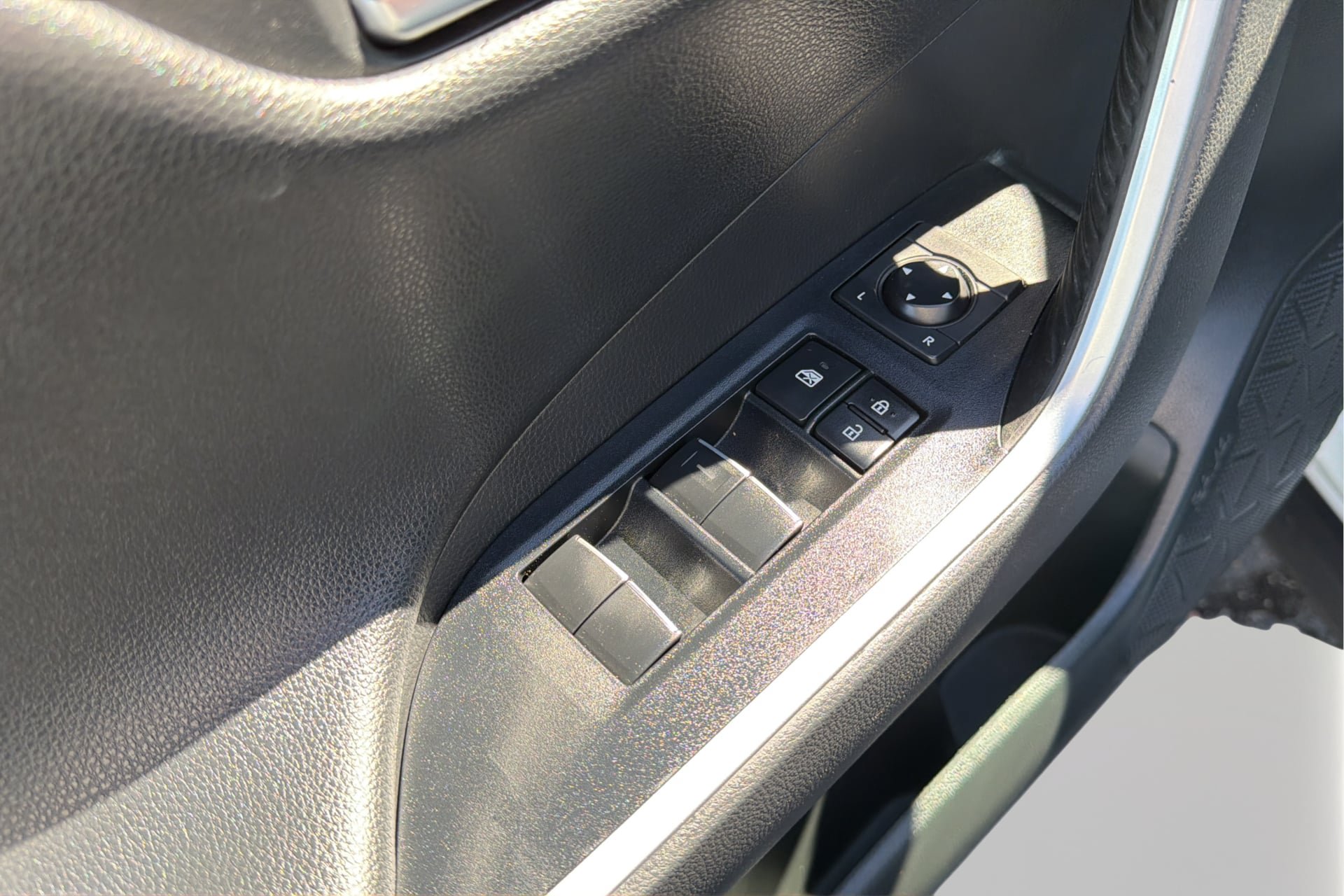 Used 2020 Toyota RAV4 Limited AWD/4WD image 19