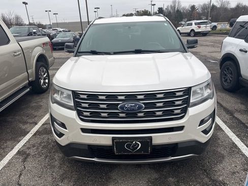 Used 2017 Ford Explorer XLT w/ Equipment Group 202A image 3
