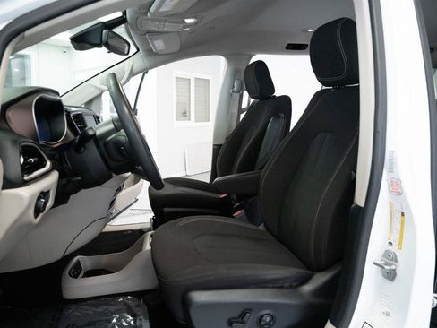 Used 2023 Chrysler Voyager LX FWD image 16