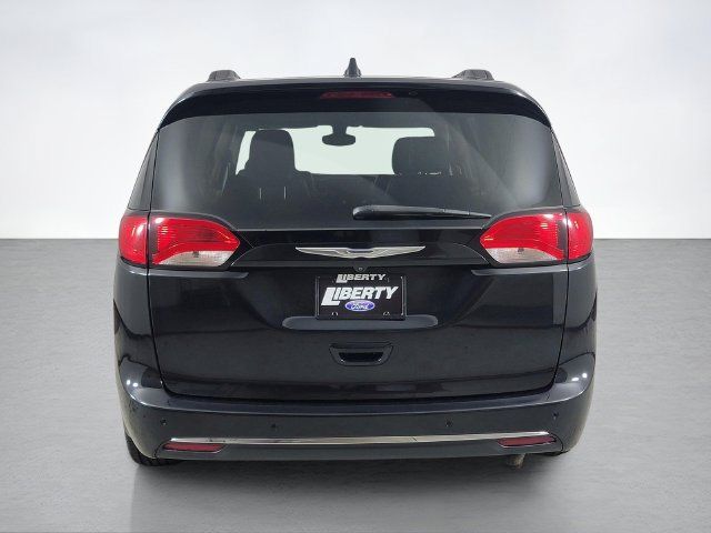 Used 2017 Chrysler Pacifica Touring-L FWD image 4