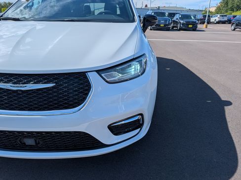 Used 2025 Chrysler Pacifica Select FWD image 16