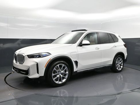 New 2026 BMW X5 xDrive50e w/ Climate Comfort Package image 3