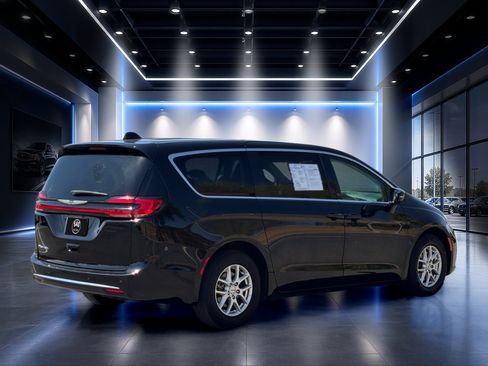 Used 2024 Chrysler Pacifica Touring-L FWD image 4
