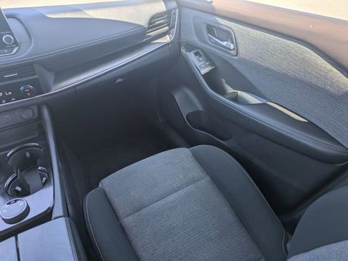 Used 2023 Nissan Rogue SV image 17